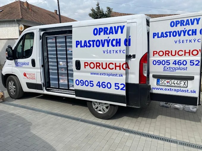 Servisná dodávka Extraplast plná náhradných dielov