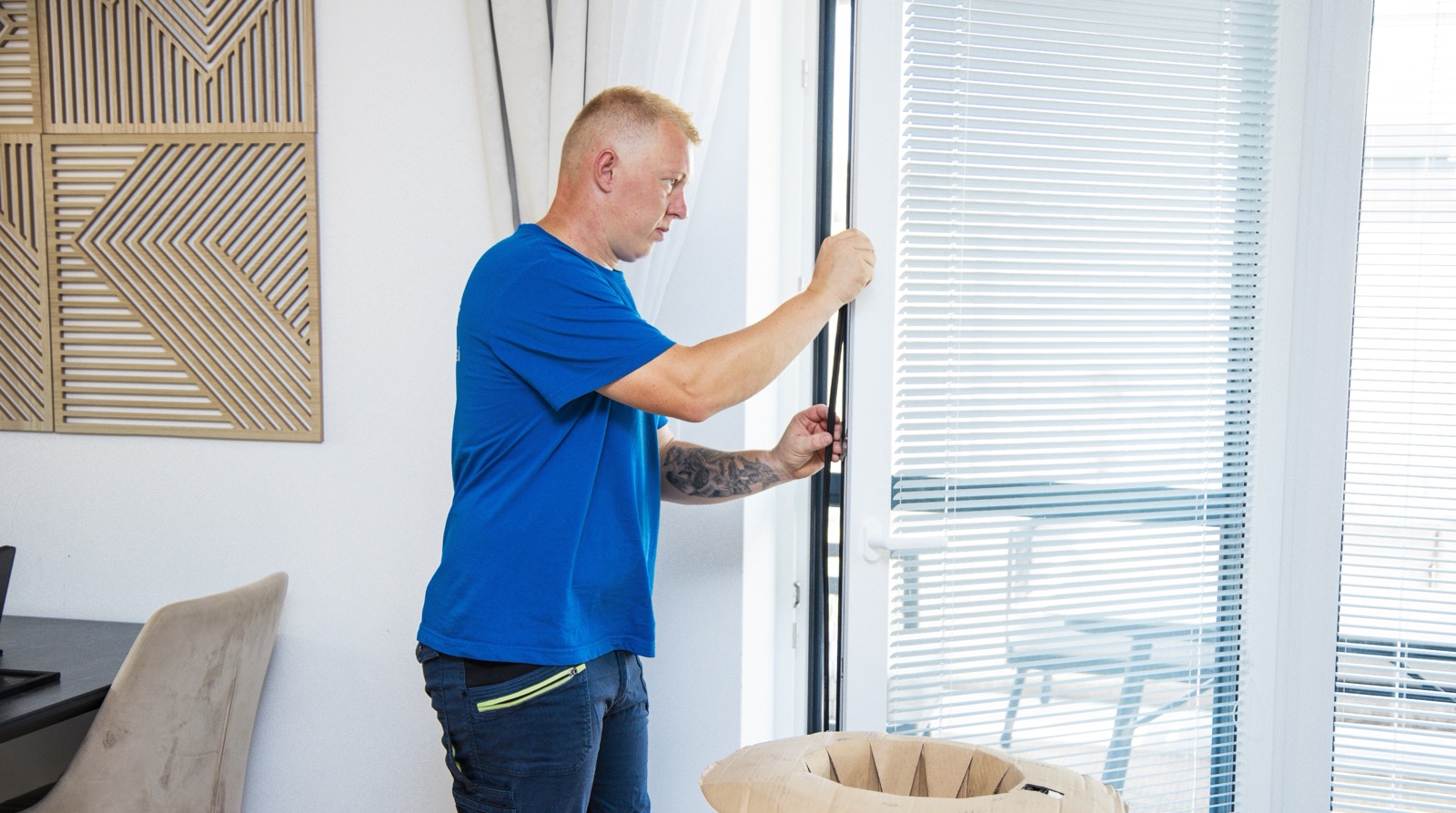 Technik Extraplast vymieňa tesnenie na okne