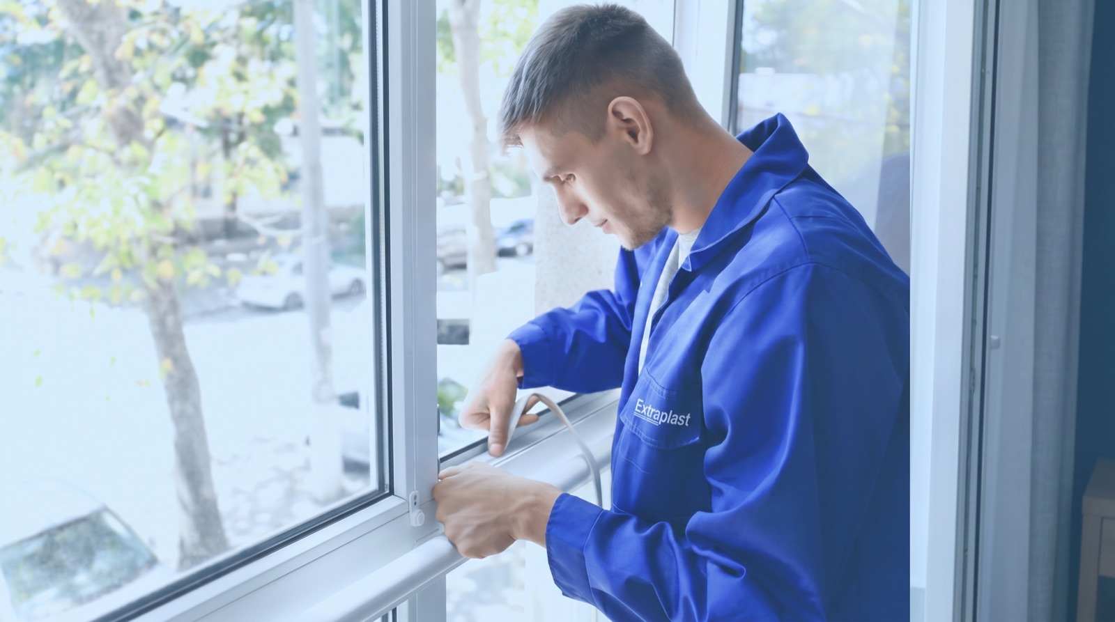 Technik Extraplast vymieňa tesnenie okna